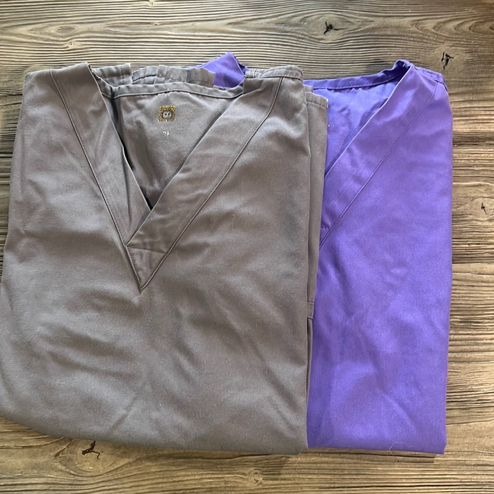 Bundle of 2 wonderwink scrub tops size xs